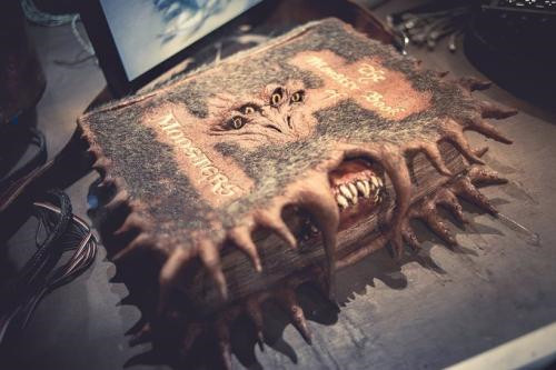 海格的保護(hù)神奇生物課中那本咬人的教科書(shū)的名字是什么