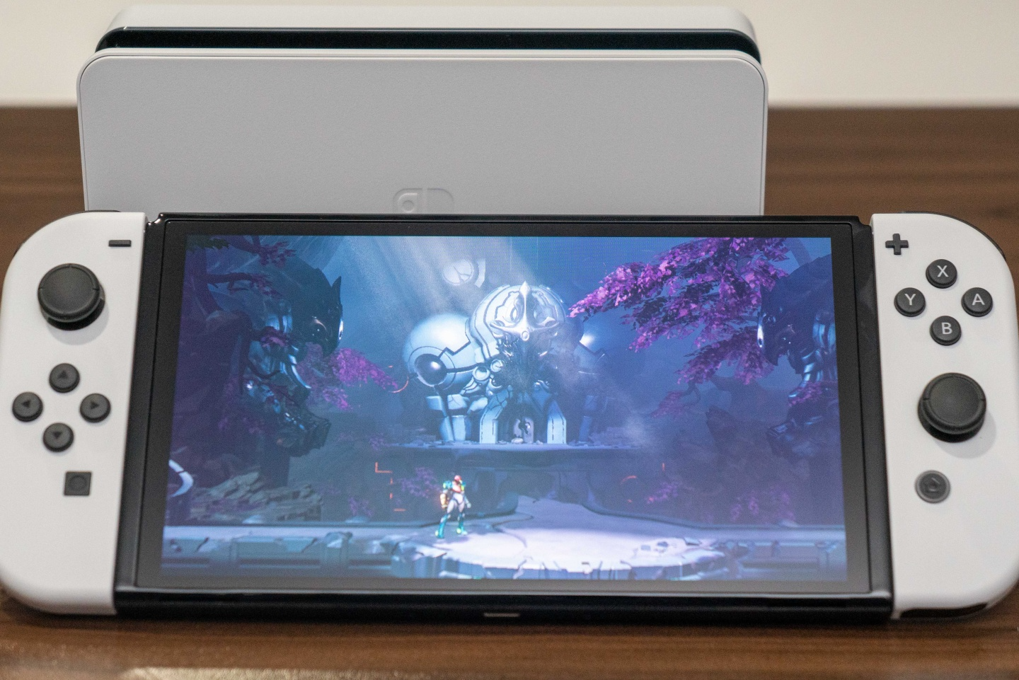 Nintendo Switch OLED 款式開箱動手玩，7寸鮮明螢?zāi)淮蠓嵘龜y帶游玩視覺體驗(yàn)