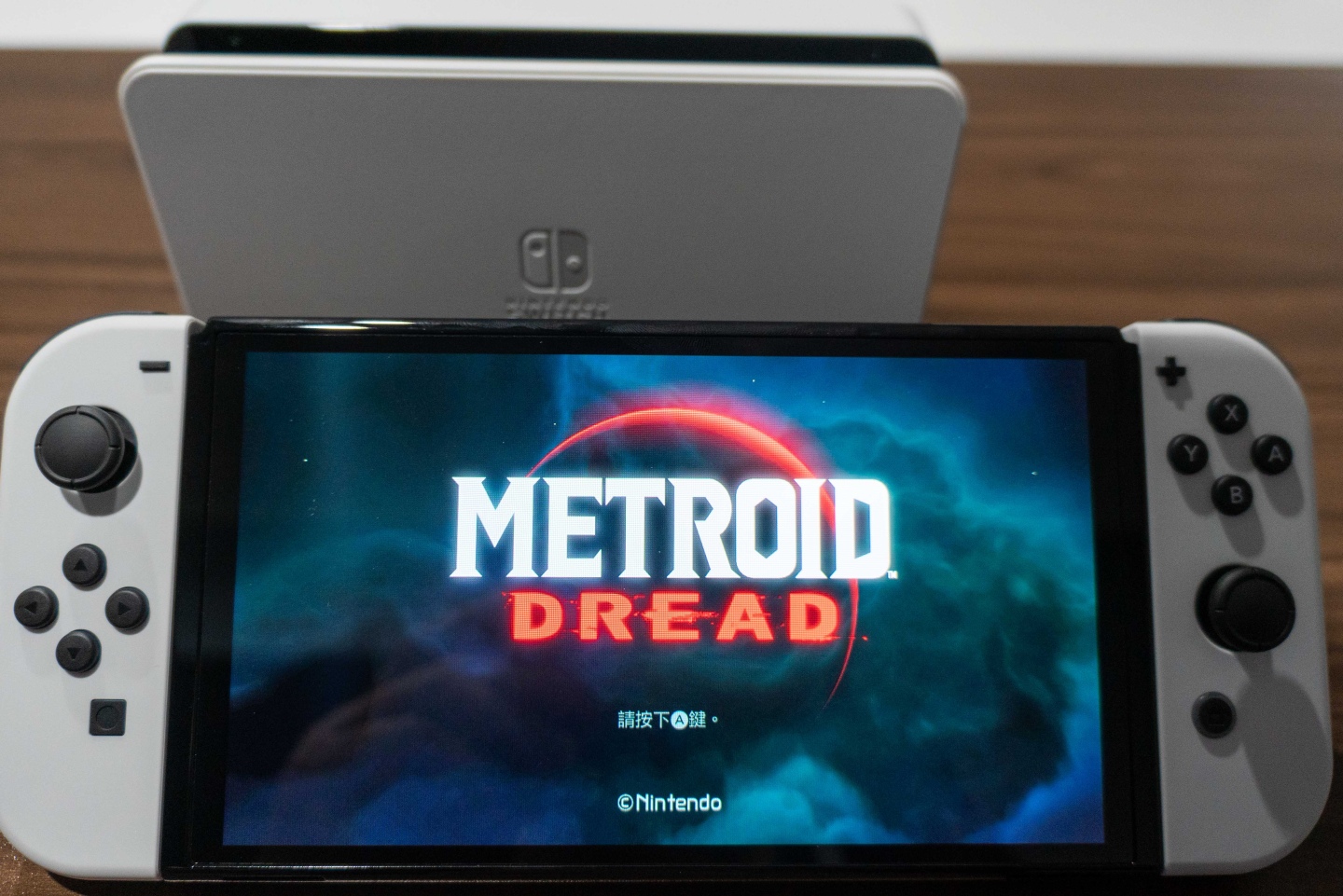 Nintendo Switch OLED 款式開箱動手玩，7寸鮮明螢?zāi)淮蠓嵘龜y帶游玩視覺體驗(yàn)