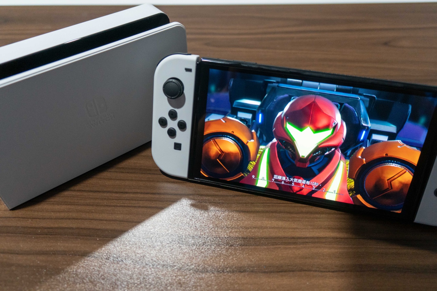 Nintendo Switch OLED 款式開箱動手玩，7寸鮮明螢?zāi)淮蠓嵘龜y帶游玩視覺體驗(yàn)