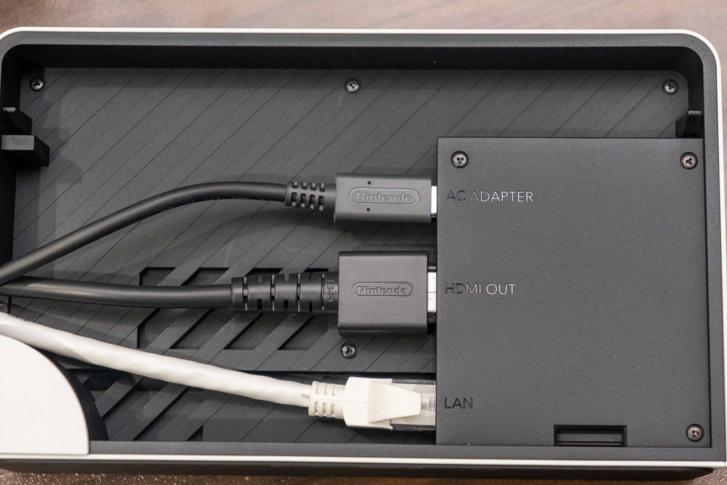 Nintendo Switch OLED 款式開箱動手玩，7寸鮮明螢?zāi)淮蠓嵘龜y帶游玩視覺體驗(yàn)