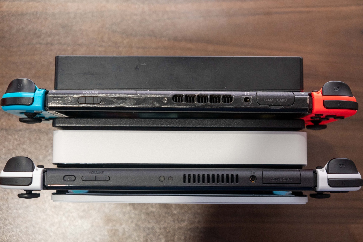 Nintendo Switch OLED 款式開箱動手玩，7寸鮮明螢?zāi)淮蠓嵘龜y帶游玩視覺體驗(yàn)