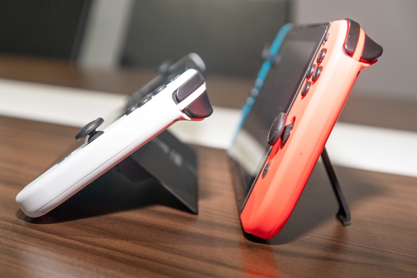 Nintendo Switch OLED 款式開箱動手玩，7寸鮮明螢?zāi)淮蠓嵘龜y帶游玩視覺體驗(yàn)