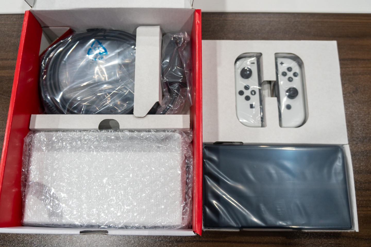 Nintendo Switch OLED 款式開箱動手玩，7寸鮮明螢?zāi)淮蠓嵘龜y帶游玩視覺體驗(yàn)
