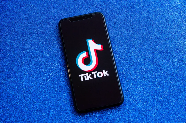 TikTok與服務(wù)商達(dá)成合作，將在機(jī)場(chǎng)、酒店和餐館的大屏中播放短視頻