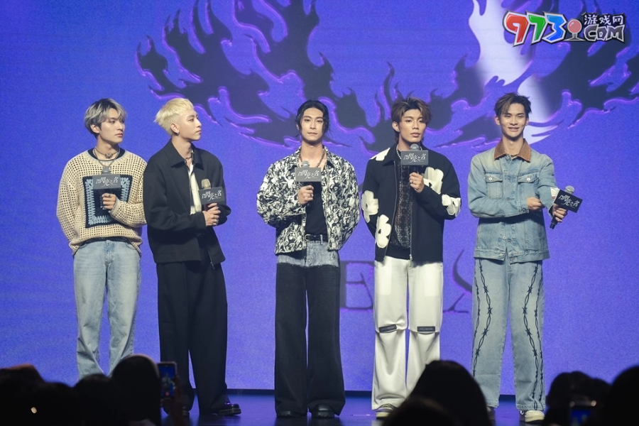 《以閃亮之名》歡慶1周年直播見面會(huì) 與FEniX共創(chuàng)閃亮?xí)r光